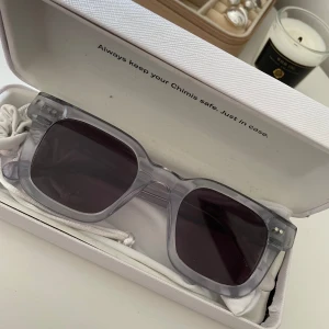 Gråa chimis  - Skitsnygga chimis i storlek 004 Litchi. Det är i bra skick och är såå snygga till allt nu i sommar! 🌸🔥