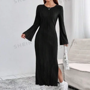 Svart Klänning med slit  - Använd fåtal gånger, inga deffekter skriv för fler bilder eller frågor 