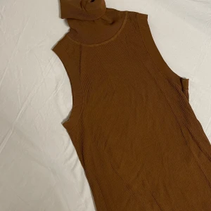 Turtleneck - Kopparfärgad turtle neck från Zara i oanvänd skick 