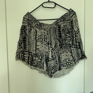 Mönstrade shorts - Svart vit mönstrade shorts med typ volanger på låren