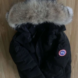 Canada goose jacka - Använd 3 gånger under vintern, säljer för jag inte har någon användning av den. Priset kan diskuteras och prutas. Inga skador eller eventuella fläckar. Bra passform och passar alla storlekar faktiskt💛skriv vid frågor/bilder/intresse! 