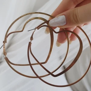 Fina med hjärtan. GULDFÄRG - Lite avskavd färg.