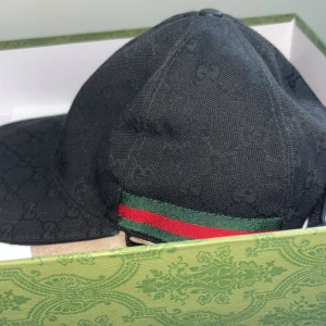 Gucci keps - Svart, Storlek L, bra skick, kan gå ner vid snabb affär.