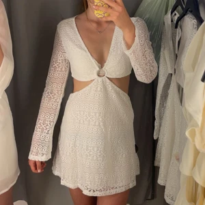 Vit klänning med öppen rygg - Säljer denna vita klänning med öppen rygg (från hm)💖 Klänningen är sällan använd och därmed i väldigt bra skick. Passar bra en vanlig sommardag eller eventuellt som studentklänning. 