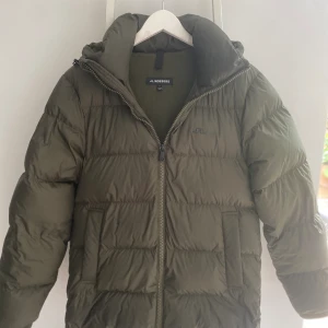 J Lindberg jacka - Tja. Säljer nu denna överfeta J Lindberg vinterjackan i färgen mörkgrön! Skick 9/10. Hör av er vid minsta lilla fundering! 