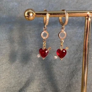Örhängen  - Så snygga örhängen med hjärtan. Köp för 119kr/st eller 199kr/par. Modell 076