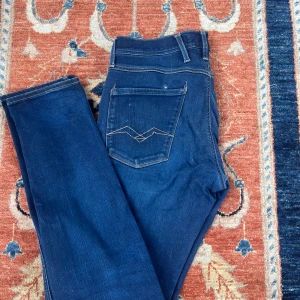 Replay jeans - Ett par överfeta Replay jeans i modellen anbass. Slim fit såklart och i väldigt bra skick! Pris kan diskuteras
