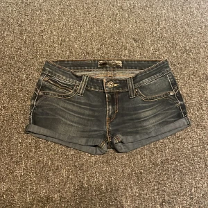 Levis LowWaist Jeansshorts  - Mycket bra skick🥰Kolla gärna in våra andra varor också🤩 Midjemått: 74 Ytterbenmått:22