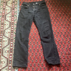 Svart Levi’s 505 - Svarta Levi’s, lite använda. Inte urtvättade men lite åt de gråa hållet.  505an skiljer från den klassiska 501 genom att dem har dragkedja istället för knappar samt lite mer utrymme runt ✨juvelerna 💫.