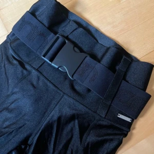 Träningsbyxor - OBS! Storlek bortklippt, gissar på storlek s/xs.  Skimmrigt material, stretch.  High waisted.  