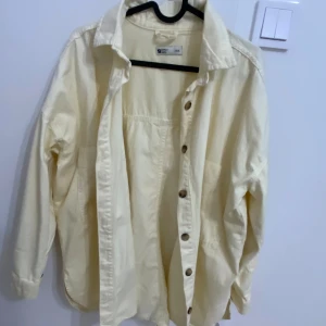 jeansjacka - Oversized jeansjacka från Ginatricot. Kommer inte längre till användning, därför säljs den