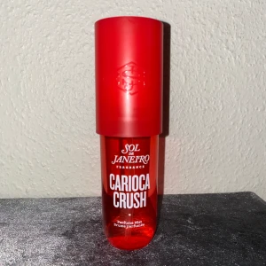 Sol de Janeiro Carioca Crush - Säljer Sol de Janeiros 2024 limited edition sommar doft Carioca Crush. Med dofter av päron, lychee och musk är den en perfekt, fruktig parfym.  Den är endast testad, sista bilden visar hur mycket som är kvar🫶