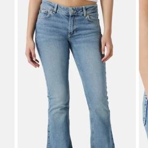 Jeans - Köpte dessa jeans ifrån junkyard, nypris 599. dessvärre är dom för stora och därför har jag inte heller några egna bilder. långa i modellen och snygg färg. kom med prisförslag😊