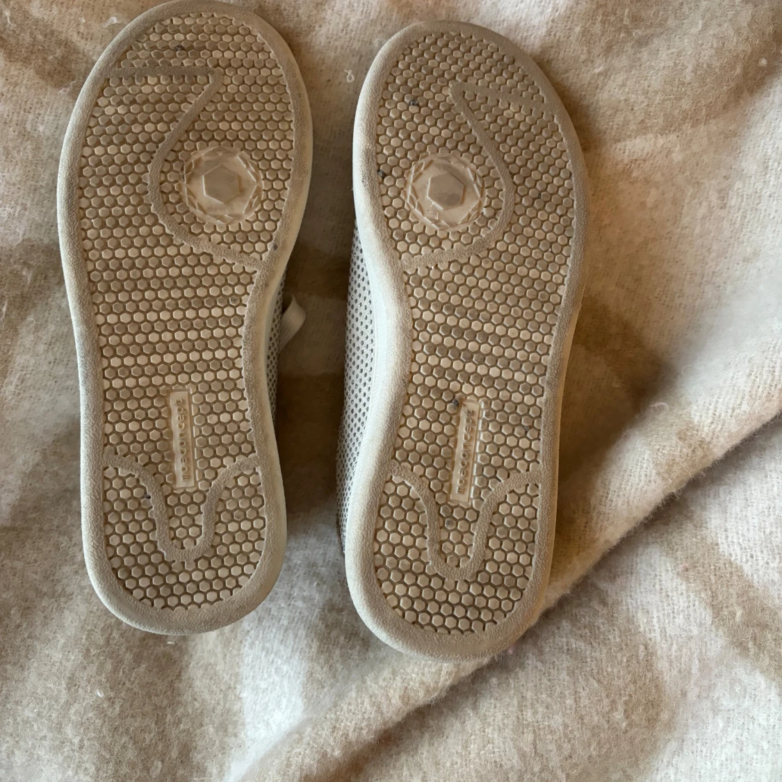 Beige sneakers med glittriga detaljer - 92