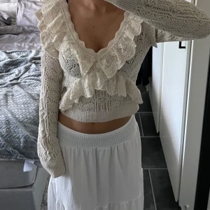 Jättefin zara topp - Storlek M men skulle säga att den är mindre i storleken🤍 jättefin topp men har tyvärr inte kommit till användning så mycket som ja trodde, använd ca 2 gånger.🤍 skriv vid frågor, intresse, bilder mm🤍 använd helst instabox😊