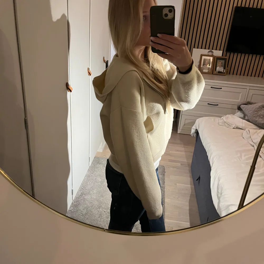 Säljer min stickade zip hoodie pga kommer inte till användning. Jätte fint skick och knappt använd💗 . Tröjor & Koftor.