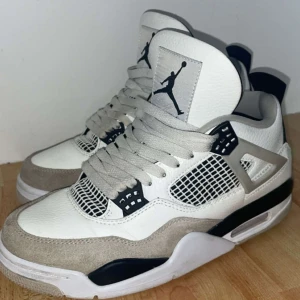 Jordan 4 military black  - Jordan 4 säljes storlek 42, använda ett par gånger, ingår skobox (pris går diskuteras)