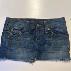 lowwaist true religion minikjol - äkta vintage mini kjol från true religion! sitter lågmidjat men passar ej mig så säljer vidare, såååå perfekt <3  storlek 25, midjemått 38cm tvärs över, längd 25 cm