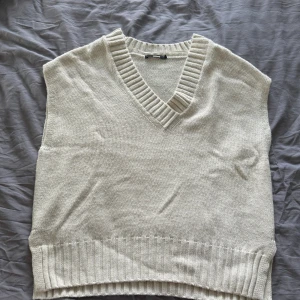 Stickade väst - Fin oversized väst från Bikbok! Mjukt material och fin design! Använd fåtal gånger 