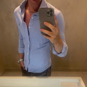 Ralph Lauren skjorta - Hej, säljer nu min fina Ralph Lauren skjorta storlek S slimfit ”Knit Oxford”. Den är i nyskick och kommer vara otroligt snygg i sommar. Nypris 1500kr! Vi kommer att sälja liknande produkter nu i sommar så glöm inte följa profilen!🌊🍾