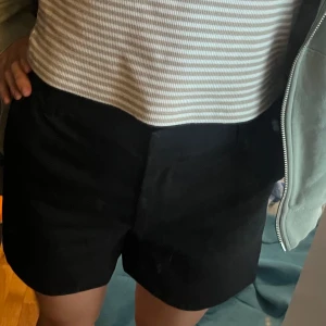 Kostym shorts - Snygga kostym shorts som nästan är oanvända. En knapp är trasig men man kan fortfarande knäppa och stänga dem då de hade två knappar bredvid varandra Säljer pga använder inte. Hör av dig vid frågor 🥰💕