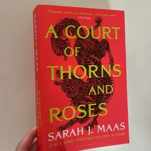 Bok: A Court of Thorns and Roses - Nyskick 🌟✨ Känd på Booktok 🙃Förmodligen en av de bästa böckerna jag läst, det slutade med att jag köpte ett helt set (har en extra upplaga av denna boken) och därför är denna helt orörd ❤️ Det är den första boken i serien ”ACOTAR” 🫶🏼 Genre: Fantasy 🧚🏼‍♀️💘