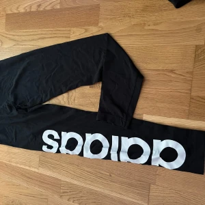 Adidas Träningsleggings  - Adidas Träningsleggings, mycket bekväma säger dotter