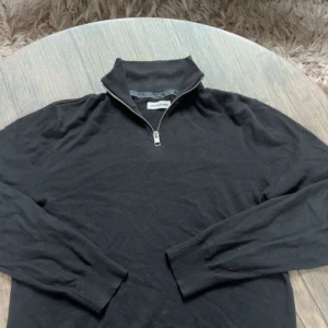 Halv zip - Sälja denna halv zip tröjan då den är för liten för mig. Har använt den runt 2 -3 gånger. Tröjan har inga defekter. 