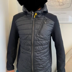 Parajumper jacka - Parajumper jacka till våren, ny skick.  Nypris 5000