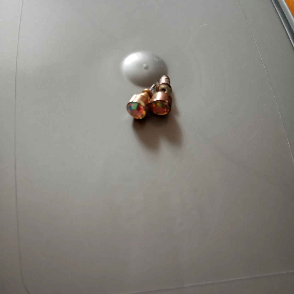 Örhängen guldfärgad metall med vita stenar.stift. - 91