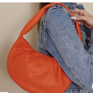 Orange väska  - Orange väska från Nelly aldrig använd 😇❤️  Kan även mötas upp i Stockholm! 