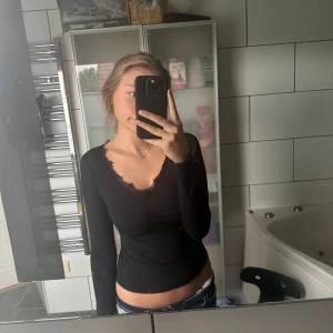 Långärmad spetströja - Spets tröja. Den är riktigt snygg men alldeles för liten för mig i armarna och bysten. Kan ha på fest eller till vardags vad vet jag🥰🙏