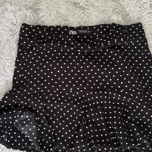 Zara kjol - I jätte bra skick, har insydda shorts som är jätte bra!