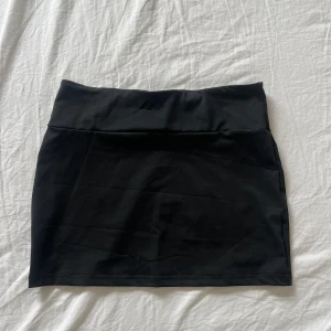 minikjol - svart minikjol från shein, aldrig använd. Storlek M man passar även S