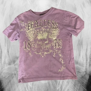 Cool t-shirt - Jätte cool t-shirt av märket john davin💖den har svarta rinestones och super coola silvriga detaljer 💖