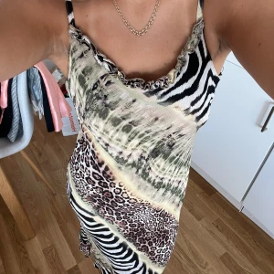 Klänning i olika djurmöster - En jättesnygg och unik klänning i olika djurmönster. Den är i jättebra skick. Saknar lapp så vet inte vilket märke det är men uppskattar storleken till S. Hör av er vid frågor! 🤎