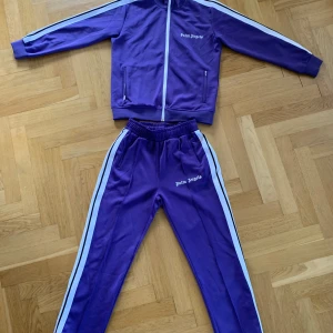Lila Palm Angels tracksuit.  - En mycket fin Palm Angels tracksuit som är i storlek S herr. Köpte den på en loppis där säljare sa den var äkta. Skriv till mig om du har frågor.