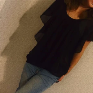 Hej, de här är en jätte gullig och fin tröja som är knappt använd, perfekt för sommaren, ganska Tunn och inte så varm, väldigt bra när de är varmt ute - Storlek S-M, Använd 3 gånger, svart blus