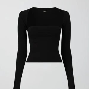 Svart tröja - Fin svart tröja från Gina Tricot med slits på armarna som endast är använd 2 gånger🖤