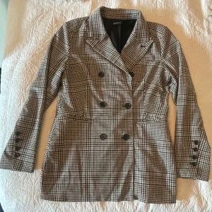 Rutig kavaj, dubbelknäppt - Använd i fint skick Liten i storleken, som en 38 Aningen figursydd