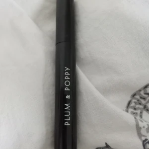 Vattenfast mascara  - Säljer en svart vattenfast mascara från glossy box (plum & poppy), den är endast använd 2 gånger! Säljer den för 50kr + frakt! 