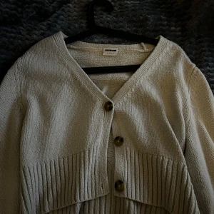 Kofta - Säljer denna jättesöta och mysiga kofta från noisy may. Använd fåtal gånger, bra skick.