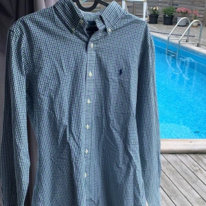 Ralph lauren skjorta - säljer nu denna snygga Ralph lauren skjorta, strlk S, skick 9/10. Hör av er vid eventuella funderingar🙌
