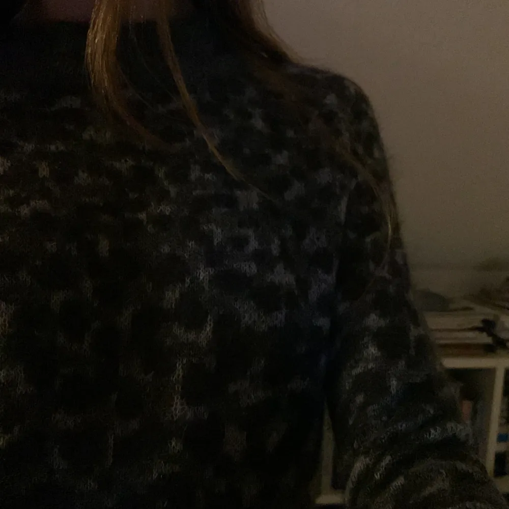 en super fin stickad tröja med leopard mönster från märket neo noir!! 💕 Inga defekter, nyskick.  säljer eftersom att jag behöver pengar💕💕. Stickat.