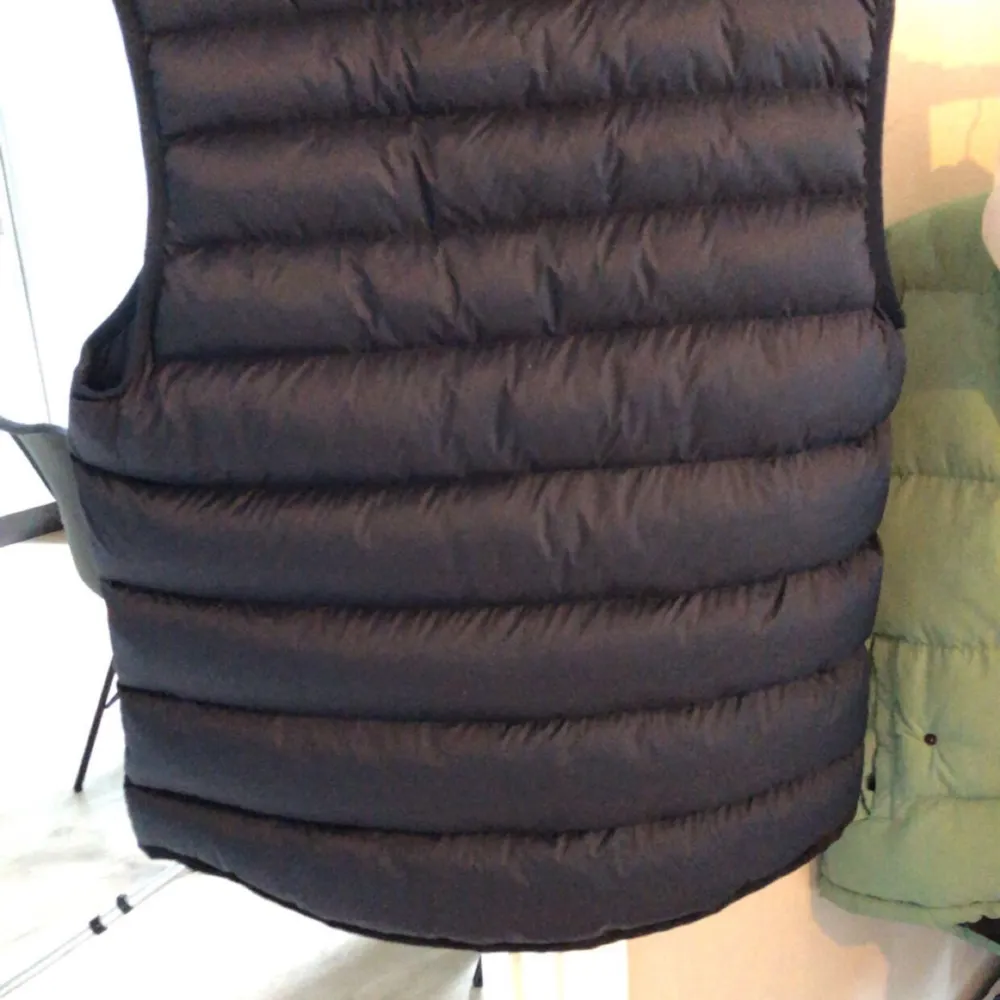 Säljer min helt oanvända Moncler Väst, hittar ej namnet på denna modell dock. QR koden tar dig till Monclers hemsida iaf. Materialet, tyngden och sömmar ser ut som de ska. Den är strlk XXL/5 men passar även en XL. BVSA kom med förslag öppen för byten. Jackor.