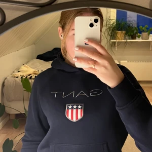 Gant hoodie.  - Gant hoodie. Köpt från Kids brand store för ca 900kr. Använd 1 gång och har inte kommit till användning sedan dess och därför säljer jag den. Skiv för fler bilder. 