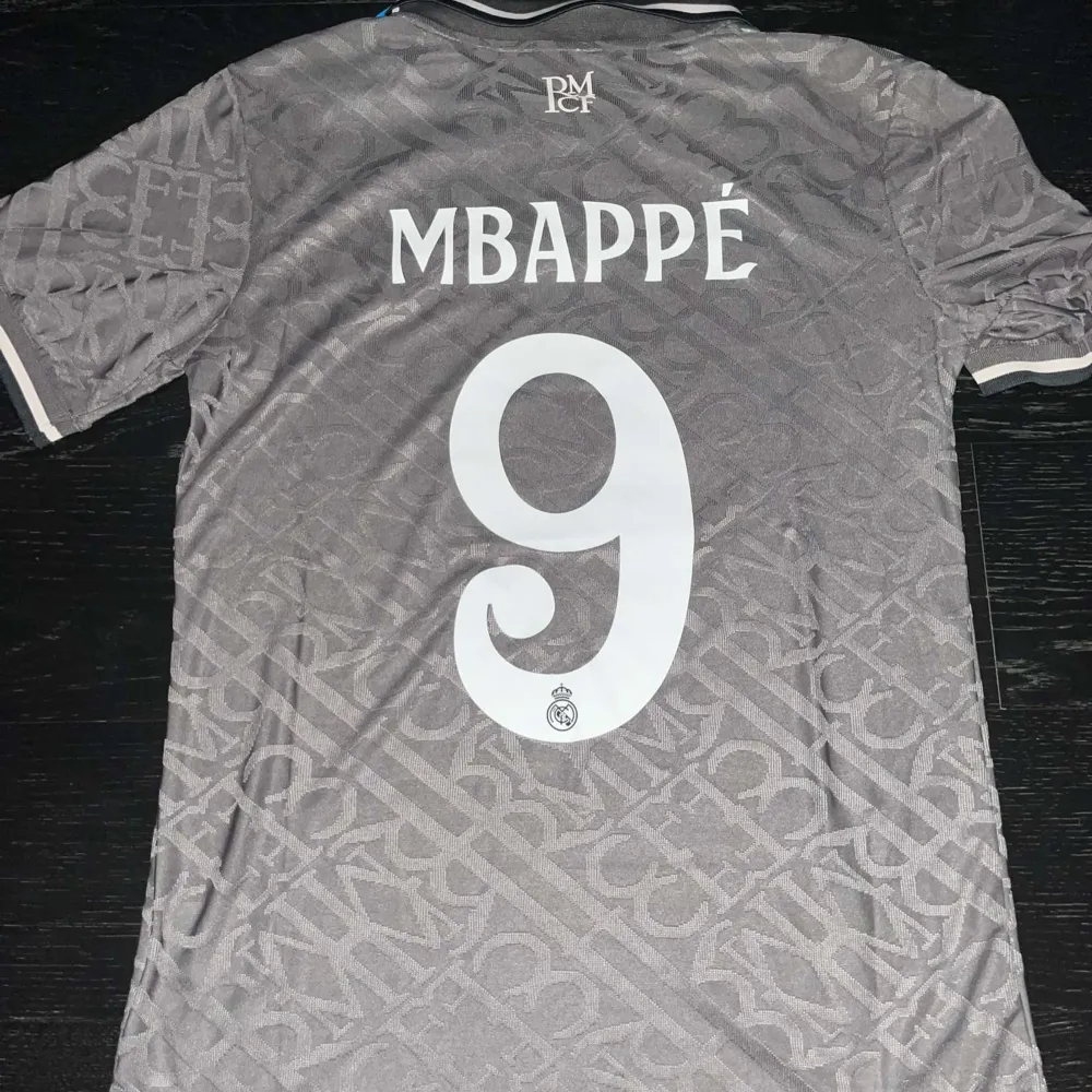 En fantastiskt fin Mbappe Real Madrid 3rd kit tröja, säsong 2024/25. Helt ny och oanvänd. Tröjan är player version, och har UCL patch på ärmen.   Storlek: S. T-shirts.