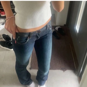 Lågmidjade bootcut jeans💗 - Superfina bootcut jeans som tyvärr var försmå, jag köpte dem precis här på Plick. De är i bra skick och jag är 165-167 och de var bra i längden