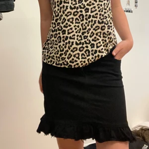 Kjol - Supersnygg svart kjol. Den är inte så kort. Men jättebra material. Det finns en liten fläck på kjolen (bild tre), men det är inte så tydligt kolla första bilden. Priset kan diskuteras. 🩷