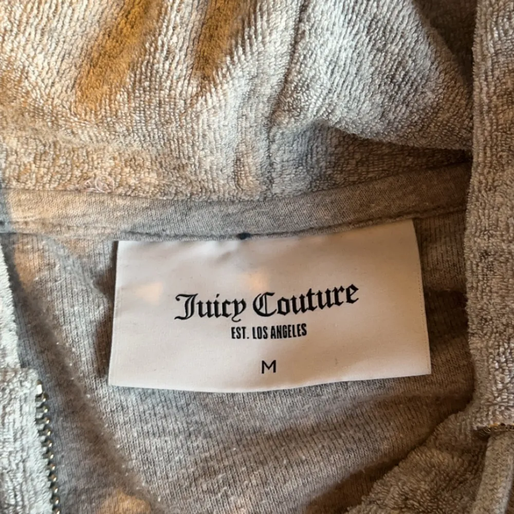 hej säljer en jättemysig juicy couture tröja! storleken är M men skulle definitivt säga att den är S-XS. materialet är som materialet på en handduk men är fortfarande väldigt bekväm❤️ vid fler frågor skriv!. Tröjor & Koftor.